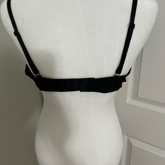 BODY EMBRACE : Black padded underwire TSHIRT bra. Size 38C - Picture 2 of 5